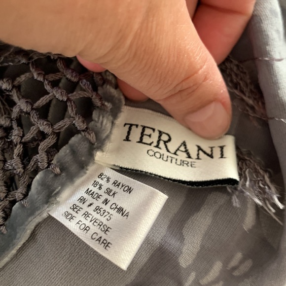 TERANI COUTURE squared silk blend scarf/shawl with fringe boho - Picture 8 of 11